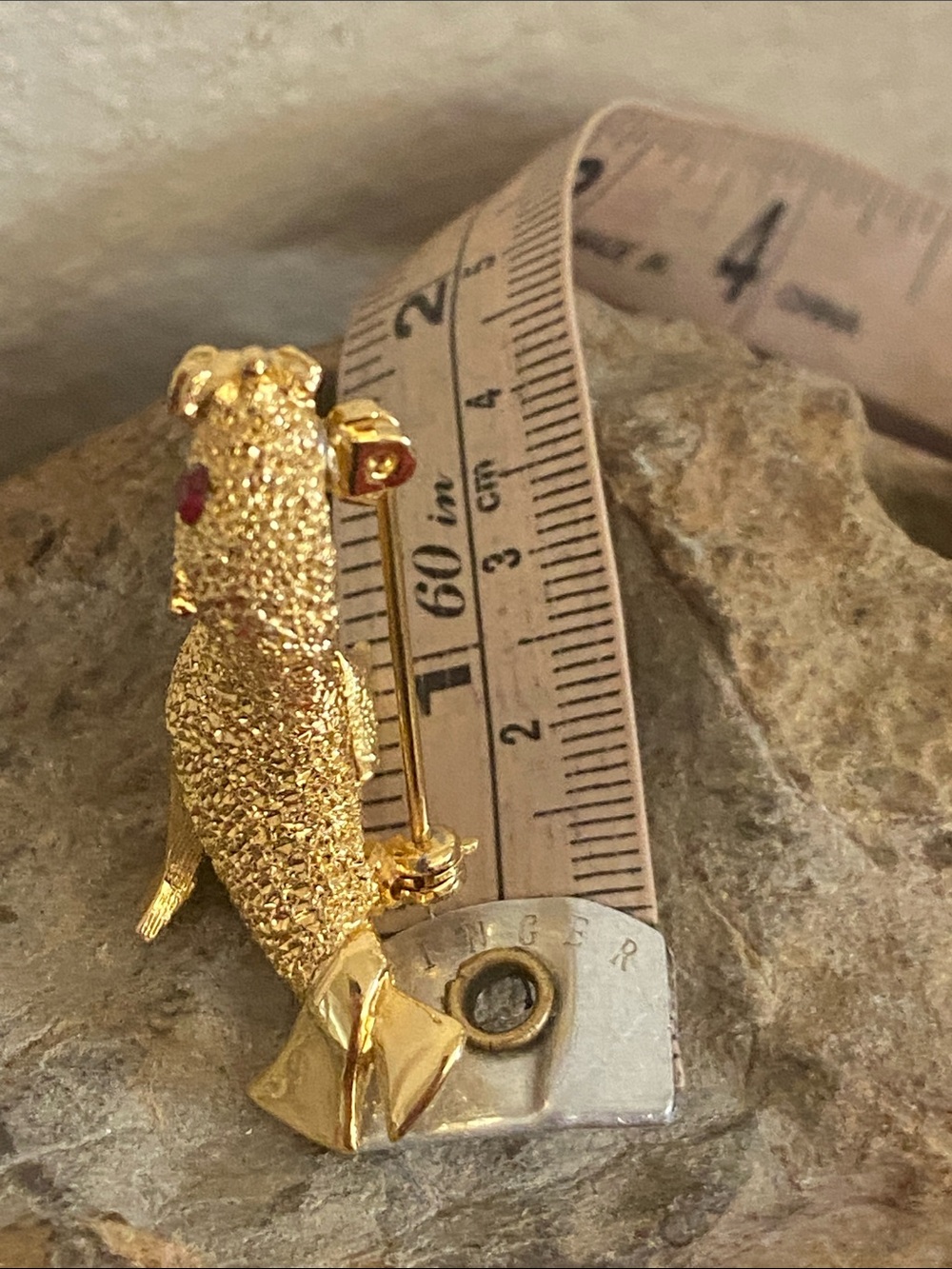 Vintage Gold Tone 3 D Red Rhinestone Eye Seal Broach - Picture 5 of 5